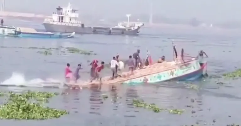 ইটভর্তি ট্রলার